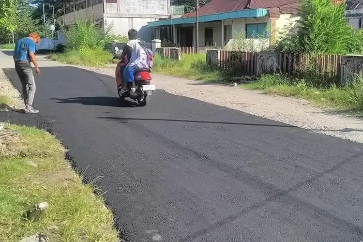 Sempat Ditambal Pemulung, Jalan Rusak di Padang Akhirnya Diaspal Pemerintah