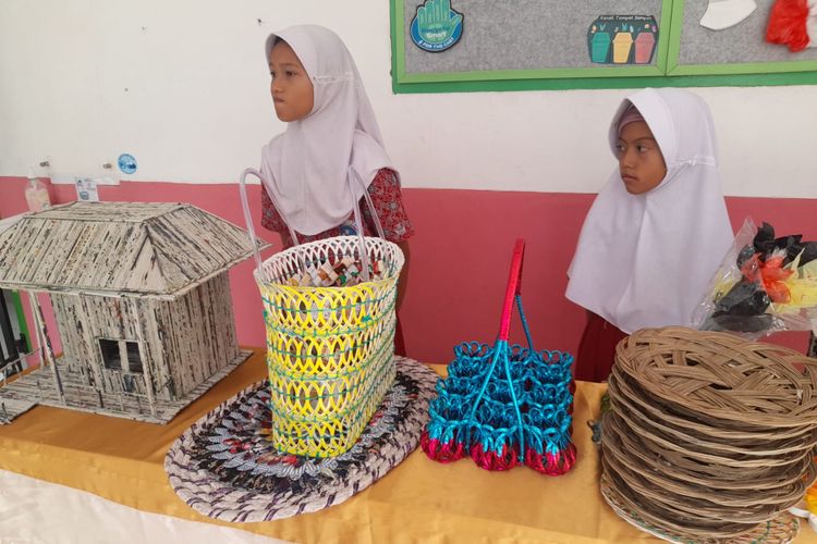 Hasil olahan sampah plastik murid-murid SDN 2 Sukajaya, Kecamatan Bayung Lencir, Kabupaten Musi Banyuasin, Provinsi Sumatera Selatan. 