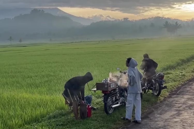 Titik Nol Ngopi memiliki konsep kedai kopi unik, yakni membawanya di atas motor. 