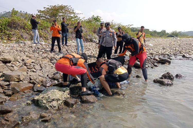 Proses evakuasi mayat tanpa kepala di Pantai Penobaan, Lampung Selatan pada Rabu (6/9/2023) pagi.