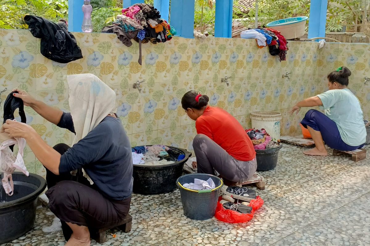 Warga Kampung Kiijem, Mauk, Kabupaten Tangerang, Banten, langsung memanfaatkan fasilitas MCK yang dibangun The Spring, Sabtu (4/11/2023).