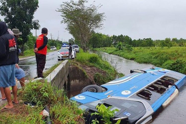 Bus DAMRI yang tergelincir ke dalam sungai kecil di Jalan Mahir Mahar lingkar dalam hingga mengakibatkan satu orang penumpang meninggal dunia, Rabu (19/5/2021). 