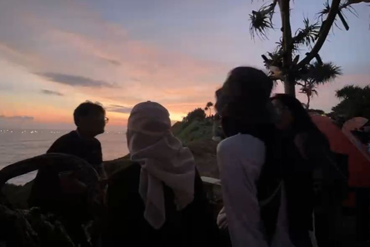 Irna dan inner circle-nya saat berlibur ke Puncak Guha, Garut, Jawa Barat.