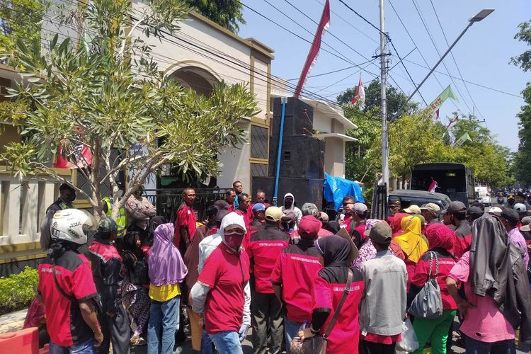 Puluhan massa dari FPMN menggeruduk Kantor Kejari Nganjuk, Senin (29/8/2022)