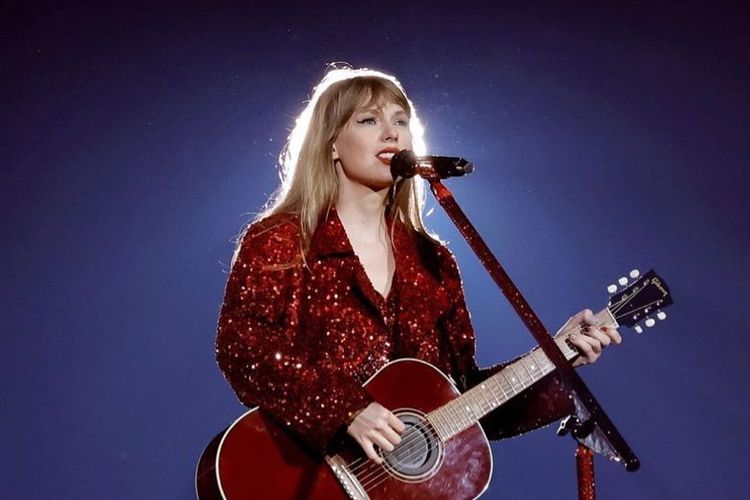 Taylor Swift mengenakan jubah warna merah saat menyanyikan lagu All Too Well (10 minutes version)