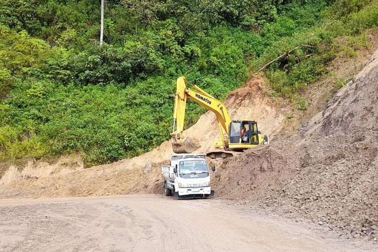 Jalan Malalak di Agam diperlebar oleh Dinas BMCKTR Sumbar untuk kelancaran one way Padang-Bukittinggi.