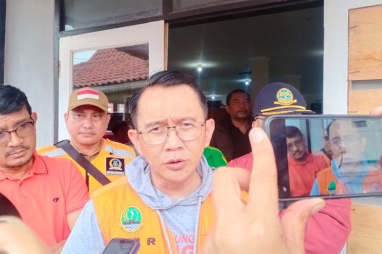 Kepala BPBD Jawa Barat Dani Ramdan, didampingi Wakil Bupati Garut Helmi Budiman saat diwawancara usai mengikuti rapat dj kantor BPBD Garut, Sabtu (16/07/2022)