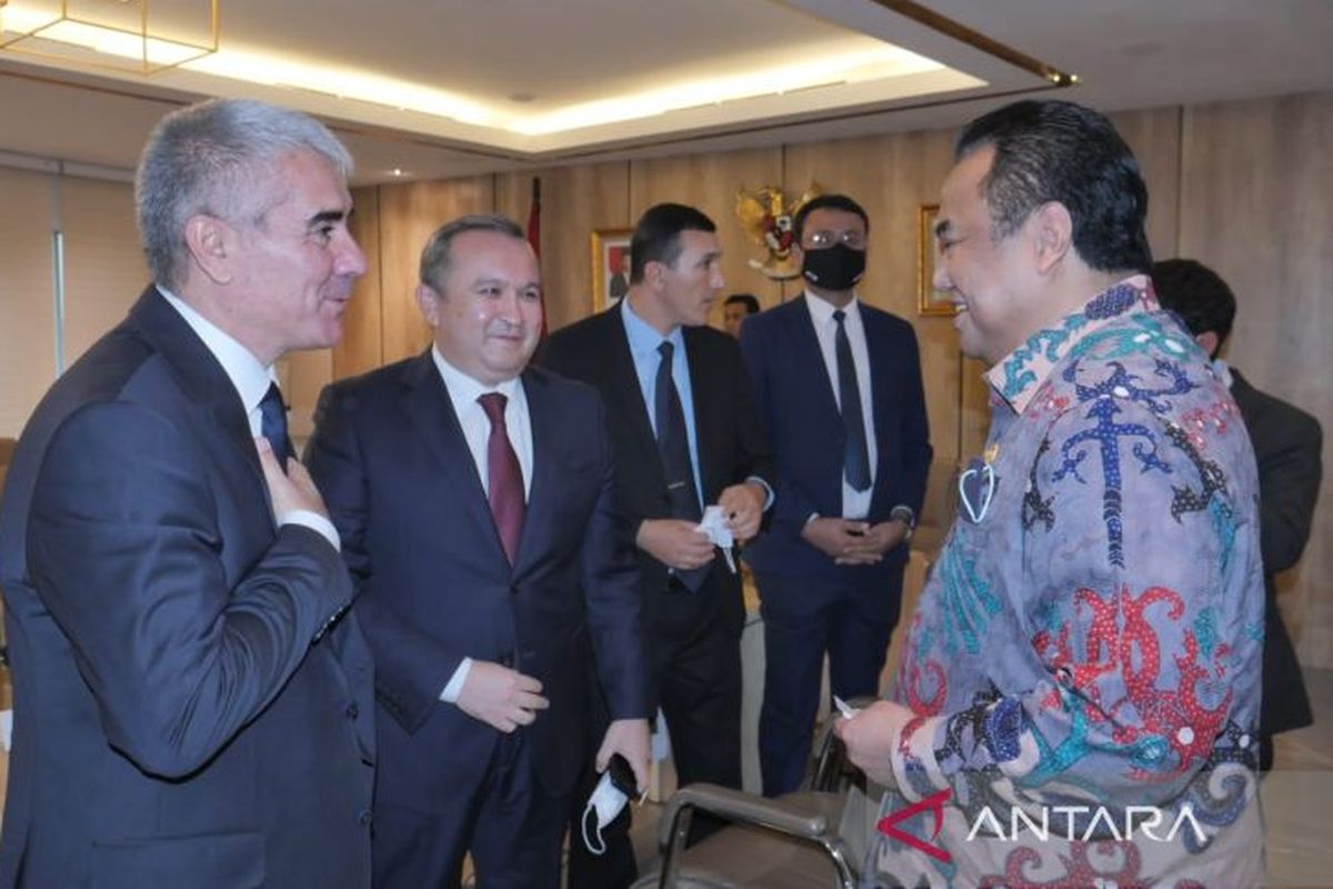 House of Representatives Deputy Speaker Rachmat Gobel (right) shares light moment with Uzbek's Bukhara Governor Botir K. Zaripov (1st, left) on Thursday, October 13, 2022.