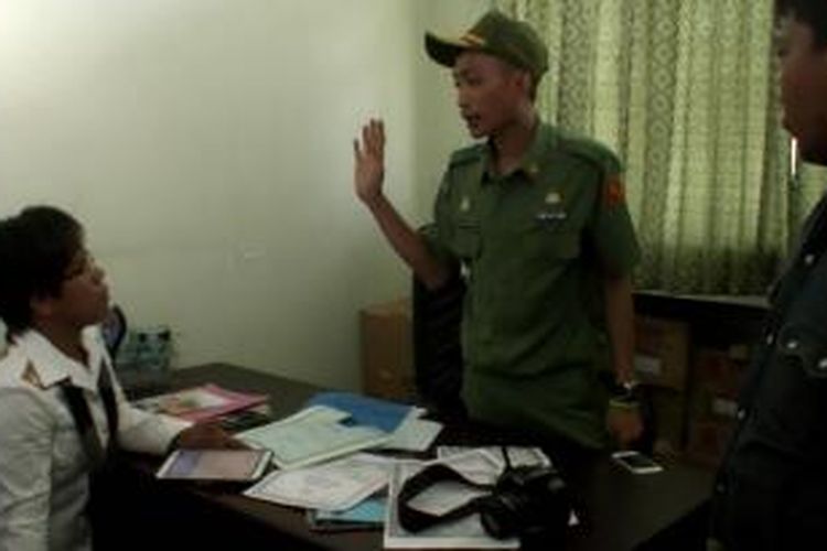 Kasubbag Disdukcapil Parepare, Syafruddin Sjam, saat memperlihatkan Ratusan Dokument Ilegal di Kantor Disdukcapil Kota Parepare