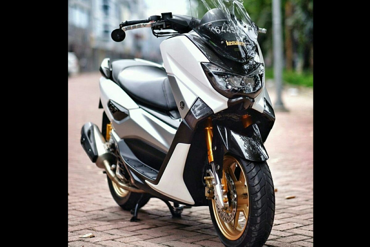 Sebuah Yamaha NMAX yang tampak sudah menggunakan suspensi depan upside down.