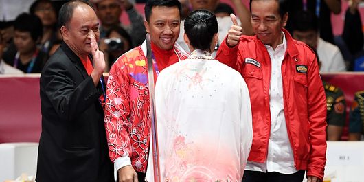 Presiden Joko Widodo (kanan) didampingi Menpora Imam Nahrawi (kedua kiri) memberi ucapan selamat kepada atlet Indonesia Lindswell usai bertanding dalam nomor Taijijian Putri Wushu Asian Games 2018 di JIExpo, Kemayoran, Jakarta, Senin (20/8/2018). Lindswell mempersembahkan emas kedua bagi kontingen Merah Putih usai berlaga dalam nomor Taijijian, meraih nilai tertinggi dengan total skor 9,75.