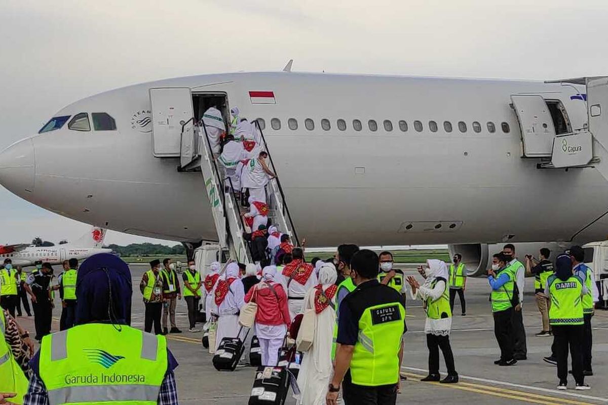 360 Jemaah haji kloter pertama Kaltim berangkat ke Jeddah melalui Bandara SAMS Sepinggan, Balikpapan
