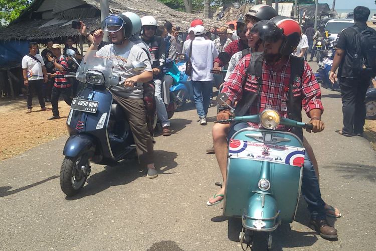 Pecinta motor Scooter saat mengunjungi Pantai Penyusuk dan Pantai Romodong di Kabupaten Bangka, Kepulauan Bangka Belitung, Sabtu (2/2/2019).