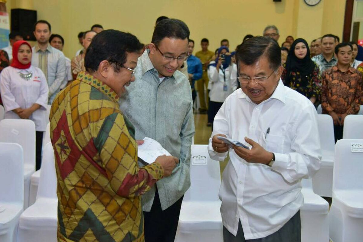 Wakil Presiden RI Jusuf Kalla bersama Gubernur DKI Jakarta terpilih Anies Baswedan saat bersama-sama menghadiri acara pelantikan pengurus PMI DKI Jakarta 2017-2022 di kantor PMI DKI Jakarta, Senin (8/5/2017).