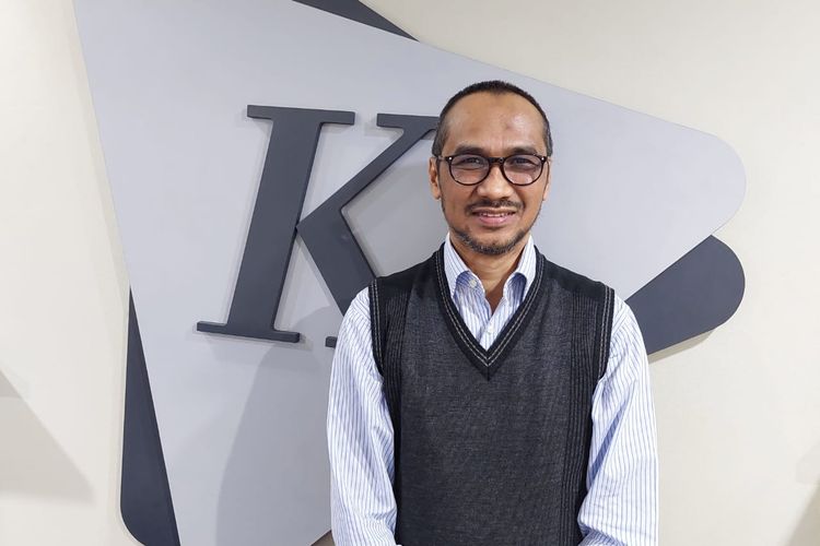 Ketua KPK 2011-2015 Abraham Samad berpose seusai menjadi narasumber di program Gaspol, di Kompascom, Jakarta, Selasa (13/3/2023).
