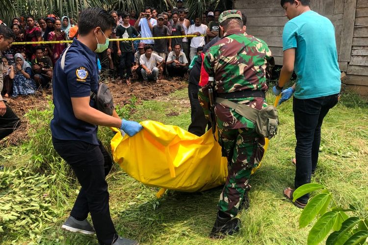 Petugas kepolisian Polres Rohul dan dibantu anggota TNI mengevakuasi jenazah wanita yang ditemukan tewas bersimbah darah di dalam kandang ayam di Desa Bangun Purba Barat, Kecamatan Bangun Purba, Kabupaten Rohul, Riau, Kamis (24/10/2019).