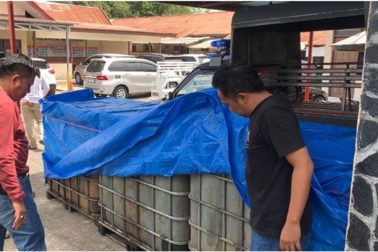 Gudang Penimbunan BBM Subsidi di Padang Terbongkar, 10 Ton Solar Subsidi Disita