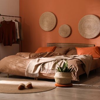 Ilustrasi kamar tidur. Kamar tidur dengan warna-warna tanah seperti coklat dan oranye diyakini dapat mendorong tidur nyenyak. 