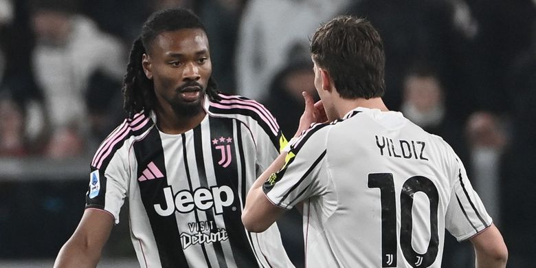 Khephren Thuram-Ulien (kiri) berbicara dengan Kenan Yildiz (kanan) dalam pertandingan sepak bola Serie A Liga Italia antara Juventus vs Pisa di Stadion Allianz di Turin, Italia utara, pada 7 Maret 2026. (Foto oleh Isabella BONOTTO / AFP)