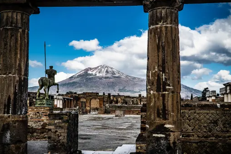 Puncak Gunung Vesuvius dilihat dari situs arkeologi Pompeii, Italia. Bagaimana penduduk Pompeii meninggal dunia?