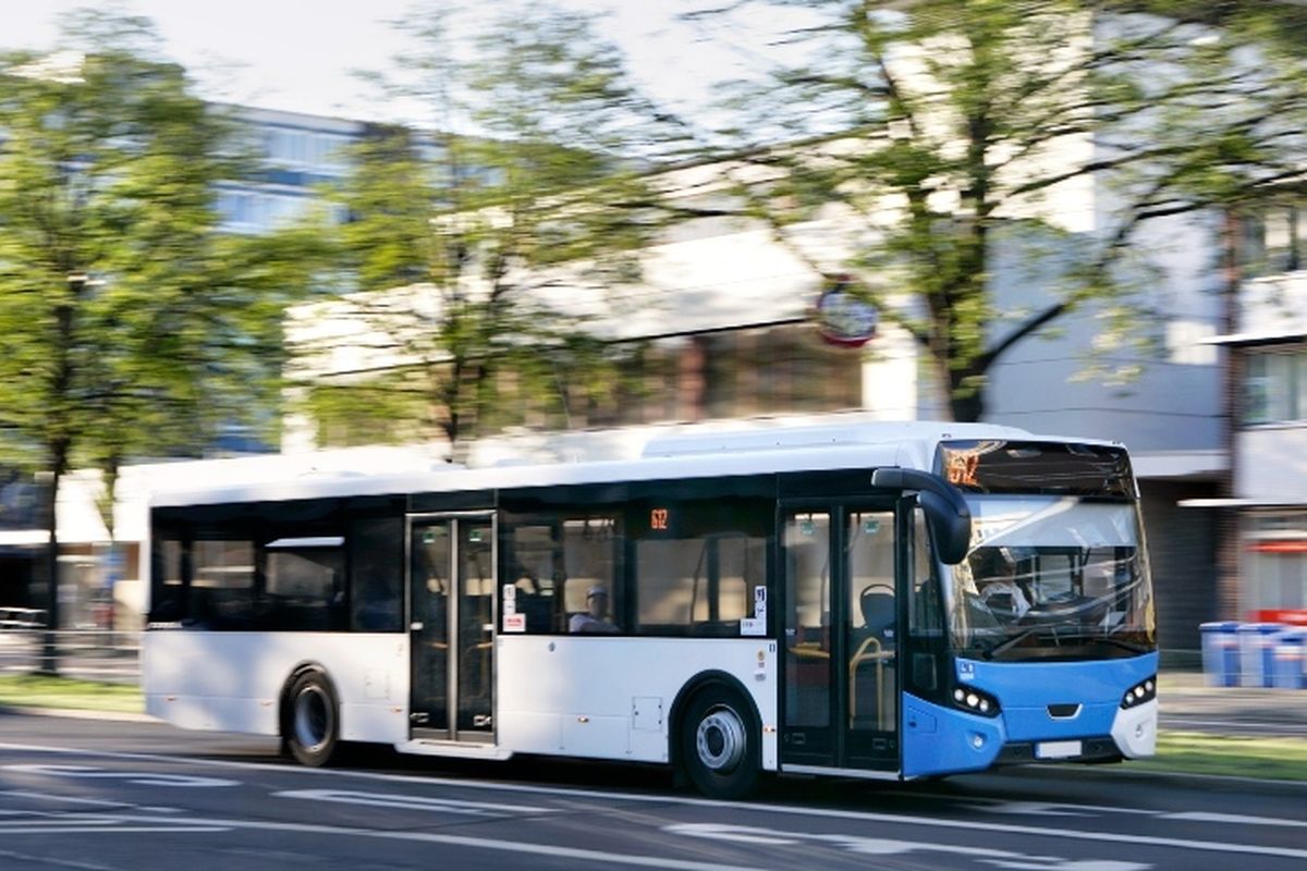 Sebuah bus tengah melaju.