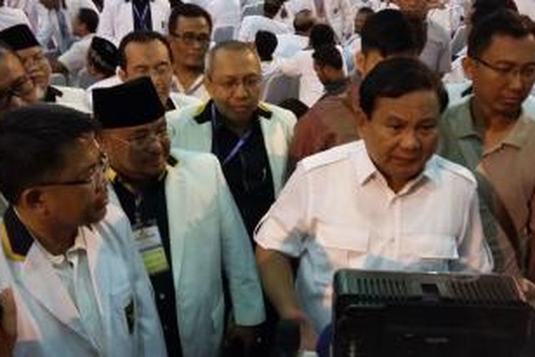 Ketua Umum Partai Gerindra Prabowo Subianto bersama Presiden PKS Sohibul Iman di Rakornas PKS di Hotel Bumi Wiyata Depok, Jawa Barat, Selasa (12/1/2016).