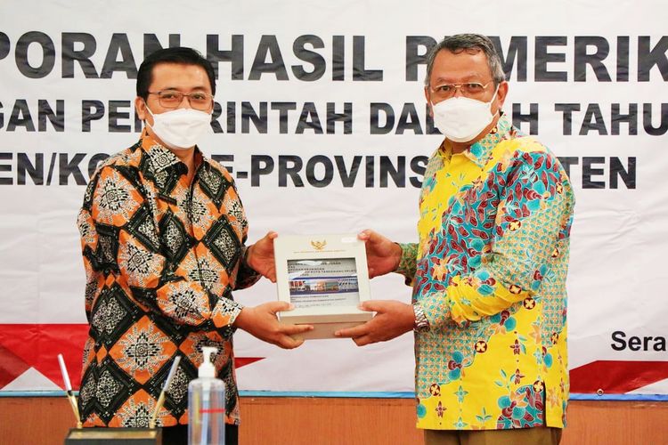 Wali Kota (Walkot) Tangerang Selatan (Tangsel) Benyamin Davine (kanan), saat menerima gelar Wajar Tanpa Pengecualian (WTP) yang diberikan oleh Perwakilan Badan Pemeriksaan Keuangan (BPK) Provinsi Banten Arman Syifa (kiri) di Auditorium Lantai 2, Kantor BPK Perwakilan Provinsi Banten, pada Senin (10/5/2021).