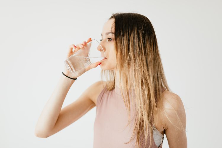 Ilustrasi apakah minum air hangat bisa menurunkan kadar kolesterol?