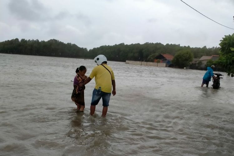 Tiga dusun di Desa Sedari, Kecamatan Cibuaya, Kabupaten Karawang, Jawa Barat, terisolasi akibat banjir rob yang melanda wilayah itu sejak 4 Desember 2021.