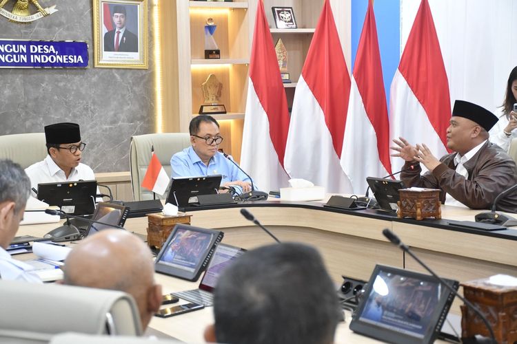 Ketua KPPU M Fanshurullah Asa dan Menteri Desa PDT Yandri Susanto bertemu membahas program Kopdes Merah Putih di Kantor Kemendes PDT, Jakarta, Senin (2/3/2026). 
