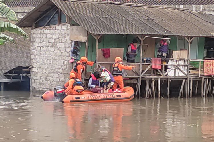Basarnas Bali mengevakuasi 5 orang warga yang terjebak banjir di Legian Bali, Senin (6/12/2021). 