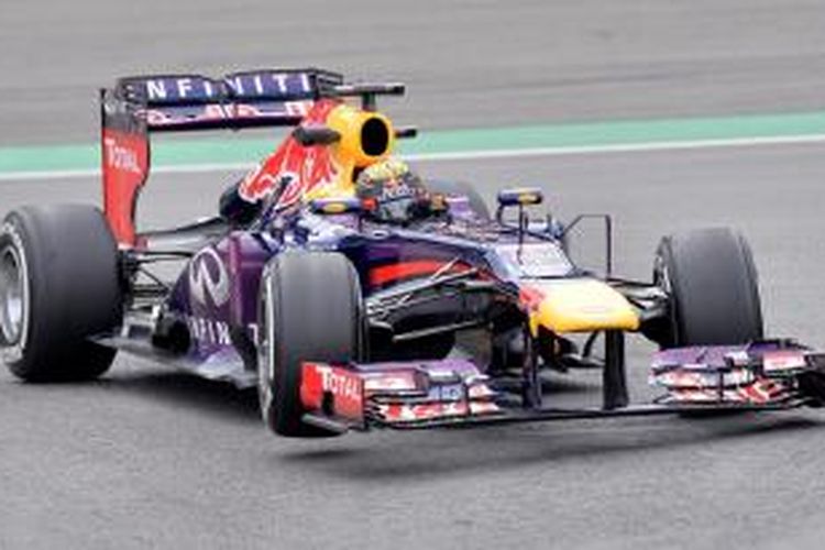 Pebalap Red Bull, Sebastian Vettel, memacu mobilnya di lintasan Nurburgring pada sesi latihan bebas pertama GP Jerman, Jumat (5/7/2013).