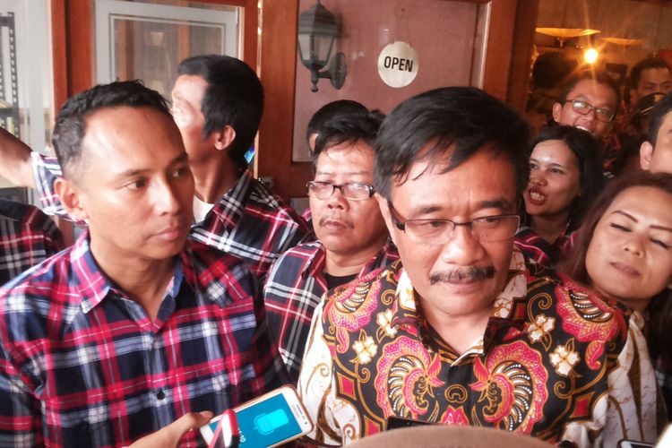 Calon wakil gubernur DKI Jakarta nomor pemilihan dua Djarot Saiful Hidayat saat menemui para relawannya di kawasan Lebak Bulus, Jakarta Selatan, Rabu (5/4/2017).