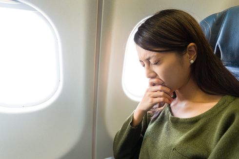 8 Cara Mengatasi Mabuk Udara di Pesawat, Kurangi Makan Makanan Asin