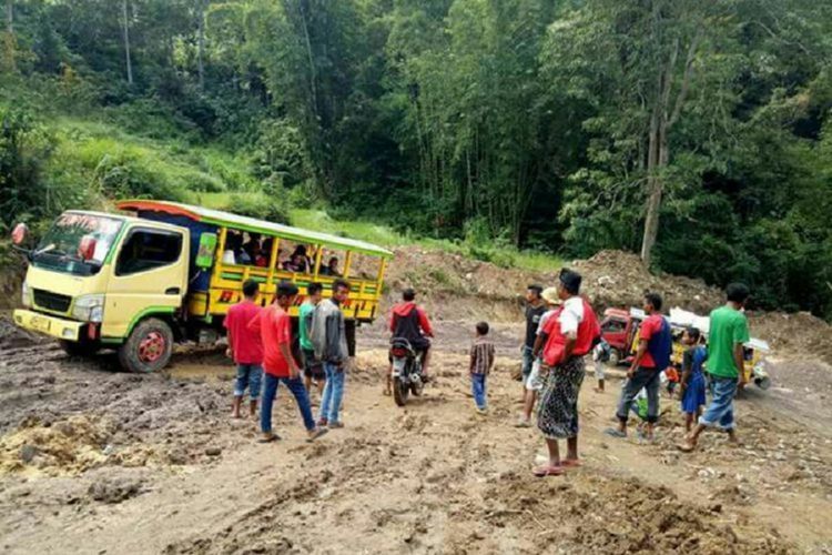 Kondisi jalan provinsi di Nusa Tenggara Timur.