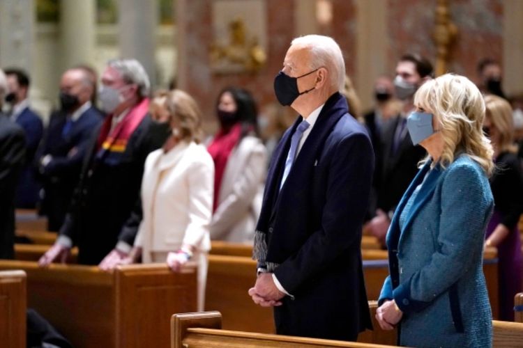 Presiden AS Joe Biden bersama sang istri, Jill Biden jelang momen pelantikan, Rabu (20/01/2021). 