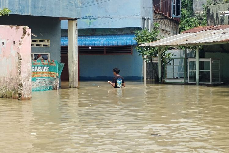 Sungai Deli Meluap, Warga Medan Mengungsi ke Loteng: 