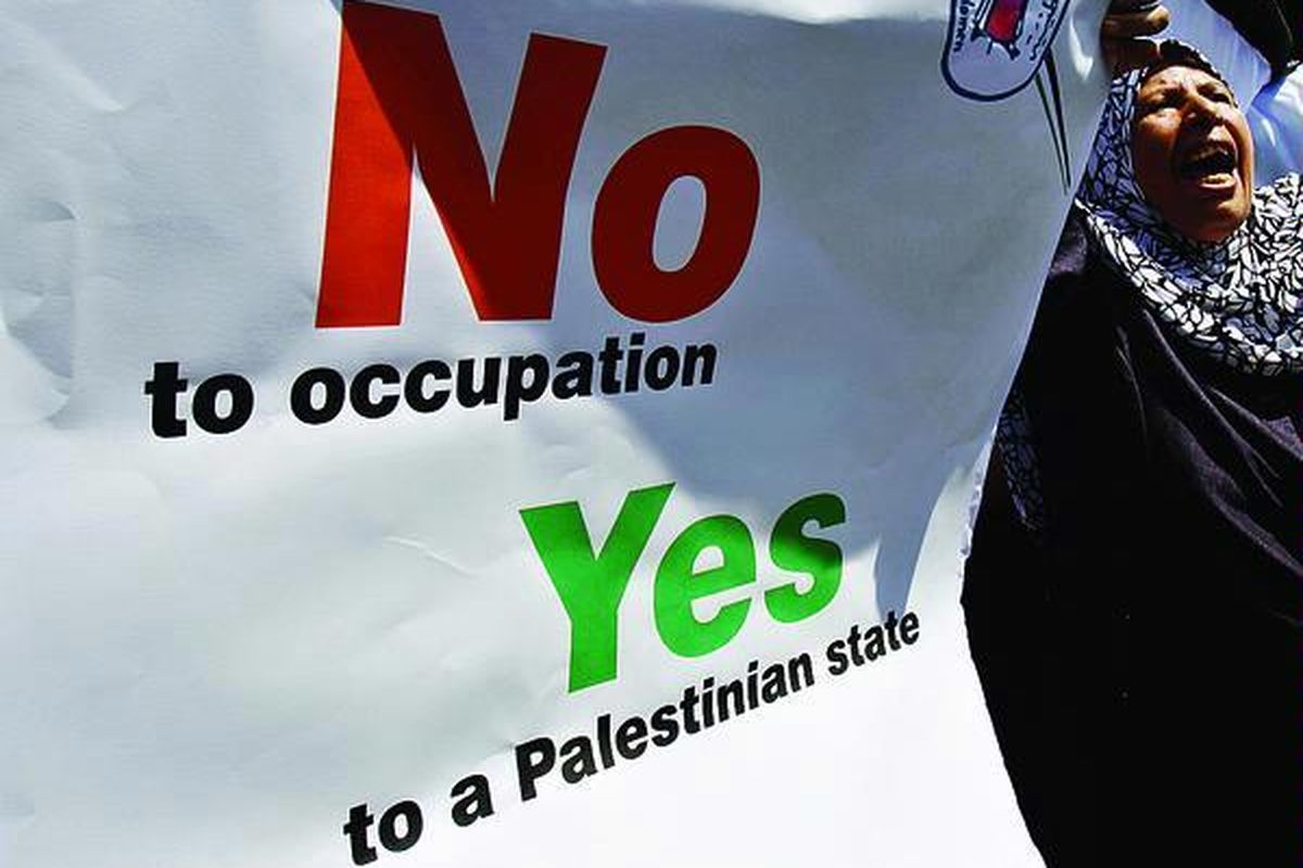 Seorang perempuan Palestina berteriak dalam unjuk rasa mendukung pengakuan Palestina sebagai negara merdeka di depan kantor Koordinator Khusus PBB untuk Proses Perdamaian Timur Tengah (UNSCO) di Gaza City, Kamis (22/9). Puluhan pengunjuk rasa Palestina mencela Presiden Amerika Serikat Barack Obama yang menentang upaya Palestina untuk mendapat pengakuan dari PBB dalam demonstrasi di Tepi Barat, Jalur Gaza, dan Jerusalem timur.