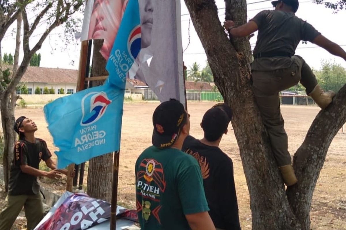 Petugas Satpol PP Gunungkidul melakukan penertiban APS di Kapanewon Playen. Selasa (14/11/2023)