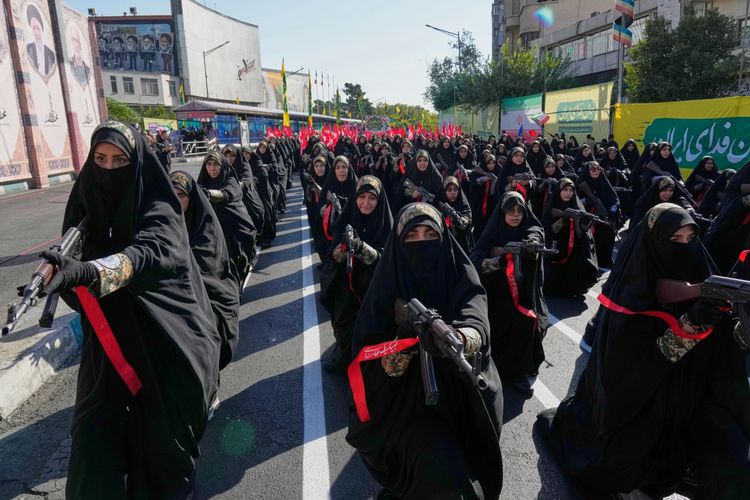 Ratusan Ribu Warga Iran Turun ke Jalan, Siap Angkat Senjata Lawan Musuh