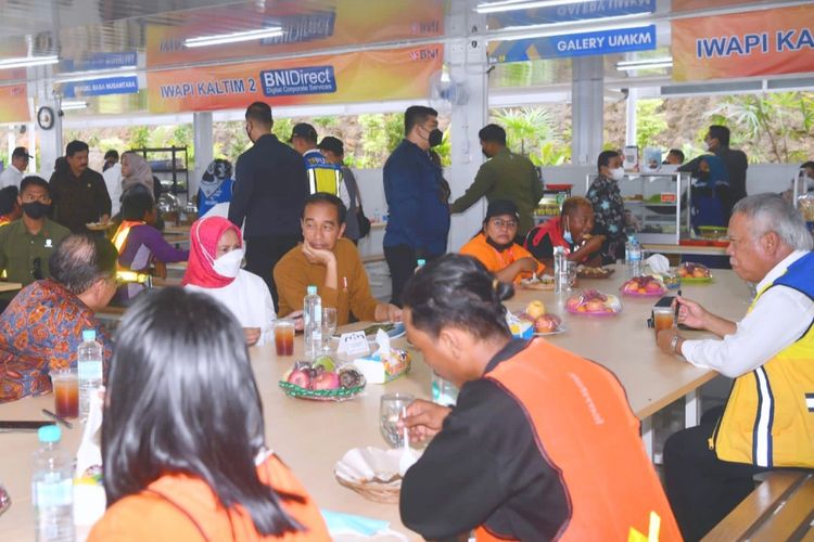 Presiden Joko Widodo dan Ibu Iriana Joko Widodo saat makan siang bersama para pekerja proyek pembangunan IKN di Fasilitas Kantin Pekerja, Kawasan Hunian Pekerja Konstruksi, di Sepaku, Kabupaten Panajam Paser Utara, pada Kamis (23/2/2023.