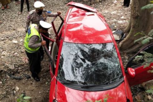 Terdengar Suara Keras seperti Ledakan, Ternyata Mobil Brio Terjun Bebas dari Jalan Tol 