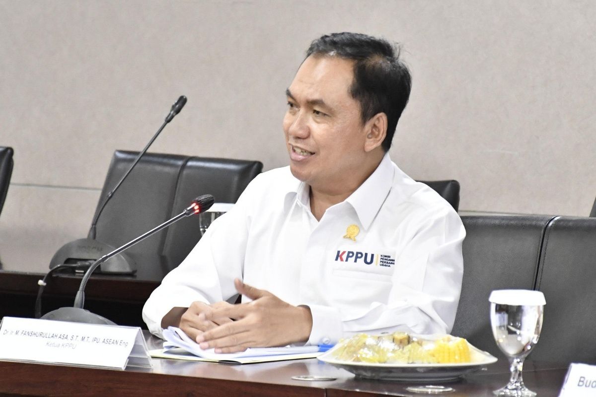 Ketua KPPU M. Fanshurullah Asa (Ifan) saat menghadiri Sidang Penetapan Kepatuhan Persaingan Usaha, Rabu (30/7/2025).