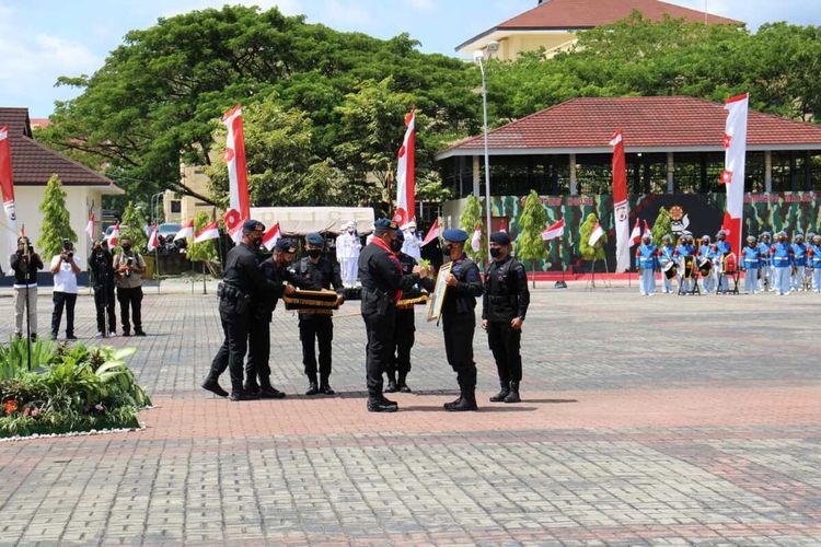 Komandan Korp Brimob Polri, Irjen Pol Anang Revandoko memberikan penghargaan kepada Komandan Satuan Brimob Polda Maluku, Kombes Pol Muahmad Guntur dalam upacara yang berlangsung di Lapangan Polda Maluku, Rabu (2/2/2022)