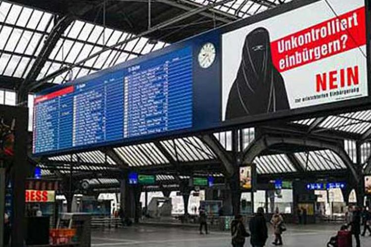 Salah satu reklame bergambar wanita berhijab yang di pasang di Swiss. 