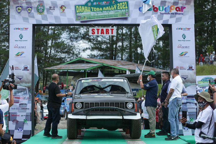 Seremonial start Kejuaraan Nasional Danau Toba Rally 2021 di kawasan Hutan Tanaman Industri milik perkebunan Toba Pulp Lestari, Aek Nauli, Parapat, Simalungun, Sumatera Utara, Jumat (10/12/2021). Danau Toba Rally 2021 akan berlangsung hingga 12 Desember mendatang.