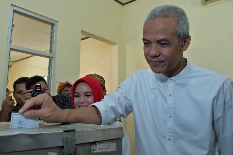 Cagub Jateng nomor urut 1 Ganjar Pranowo memasukkan surat suara ke dalam kotak suara Pemilihan Gubernur dan Wakil Gubernur Jawa Tengah, di tempat pemungutan suara (TPS) 2, Kelurahan Gajahmungkur, Semarang, Jawa Tengah, Rabu (27/6/2018). Pilgub Jateng diikuti dua pasangan cagub-cawagub, Ganjar Pranowo-Taj Yasin nomor urut 1 dan Sudirman Said-Ida Fauziyah nomor urut 2 dengan jumlah daftar pemilih tetap (DPT) sebanyak 27.068.500 pemilih. 