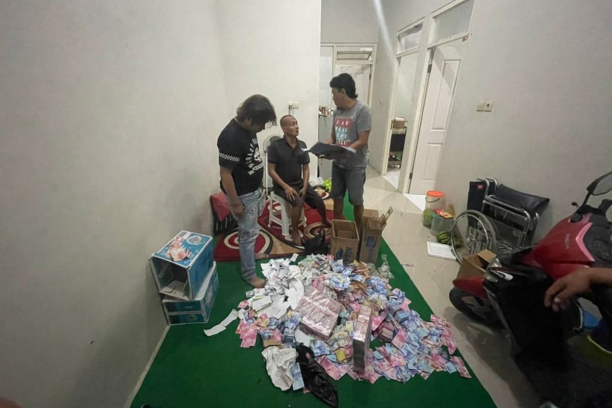 Penggerebekan yang dilakukan pihak kepolisian di rumah kontrakan dukun gadungan MY (42) alias Mulyanto di kompleks perumahan Grand Verona Regency, Bunder, Kecamatan Cerme, Gresik, Jawa Timur, Selasa (10/1/2023).