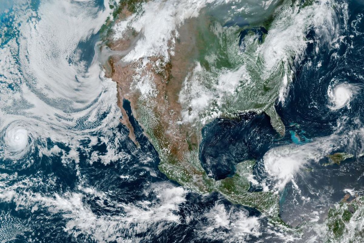 Satelit GOES-16 NOAA menangkap empat badai di langit Amerika Utara. Di antaranya badai Grace dan Linda, bersama dengan badai tropis Fred dan Henri, serta awan asap dari kebakaran hutan California, pada 18 Agustus 2021.