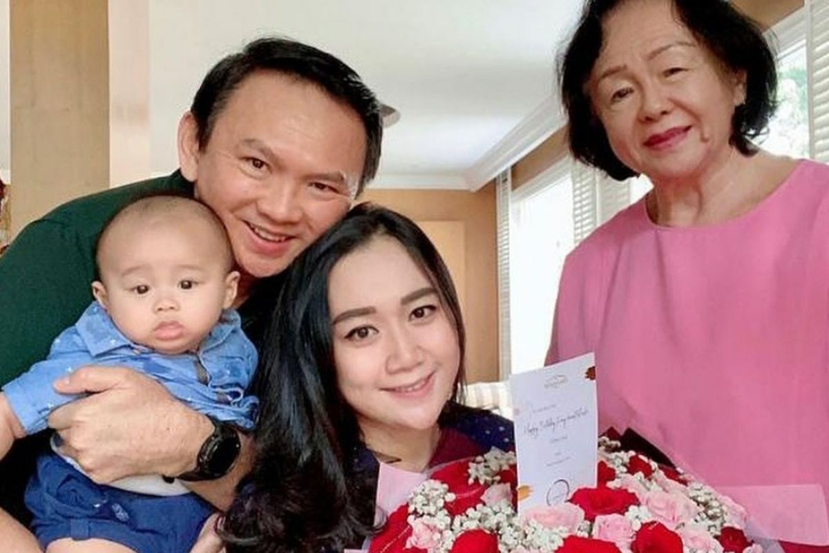 Ahok bersama anak dan istrinya, Puput Nastiti Devi, serta sang ibunda. 